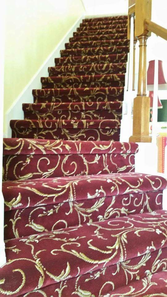 Стильный дизайн: изогнутая лестница среднего размера в викторианском стиле с ступенями с ковровым покрытием, ковровыми подступенками и деревянными перилами - последний тренд