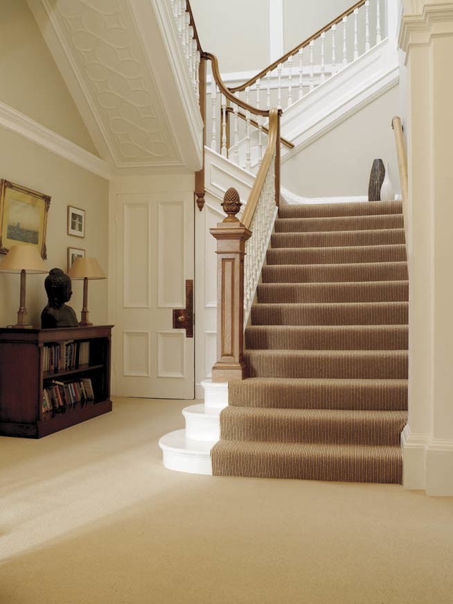 Diseño de escalera en U clásica renovada extra grande con escalones de madera pintada y contrahuellas de madera pintada