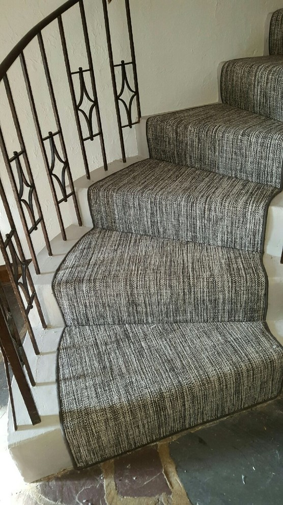 Exemple d'un escalier courbe chic.