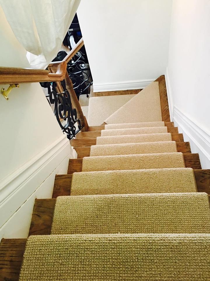 Idées déco pour un escalier peint classique en U de taille moyenne avec des marches en bois.