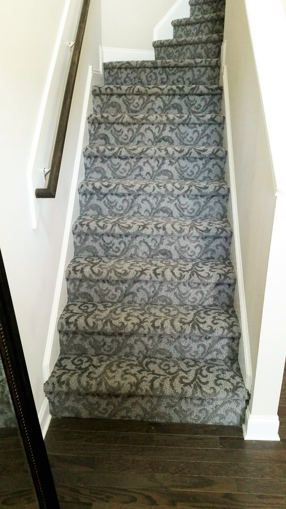 На фото: маленькая изогнутая лестница в стиле неоклассика (современная классика) с ступенями с ковровым покрытием и ковровыми подступенками для на участке и в саду с