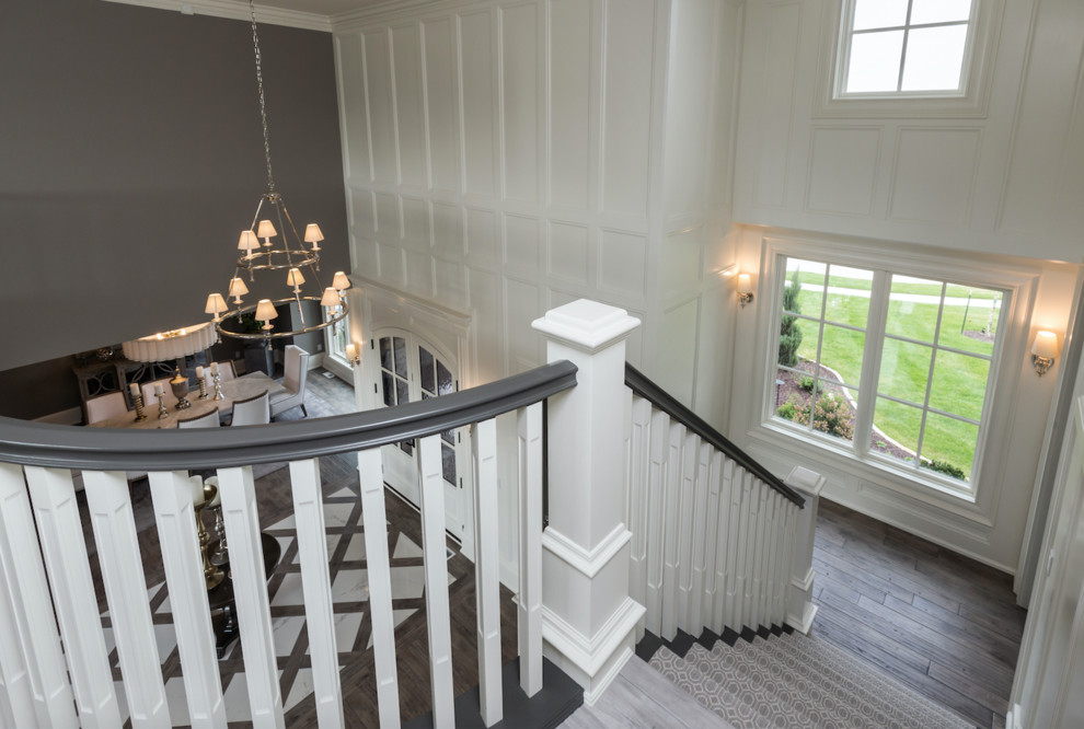 Источник вдохновения для домашнего уюта: угловая лестница среднего размера в стиле неоклассика (современная классика) с деревянными ступенями