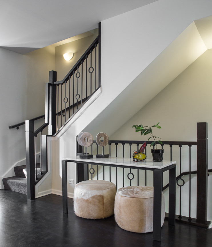 Diseño de escalera curva minimalista pequeña con escalones de madera, contrahuellas de madera y barandilla de varios materiales