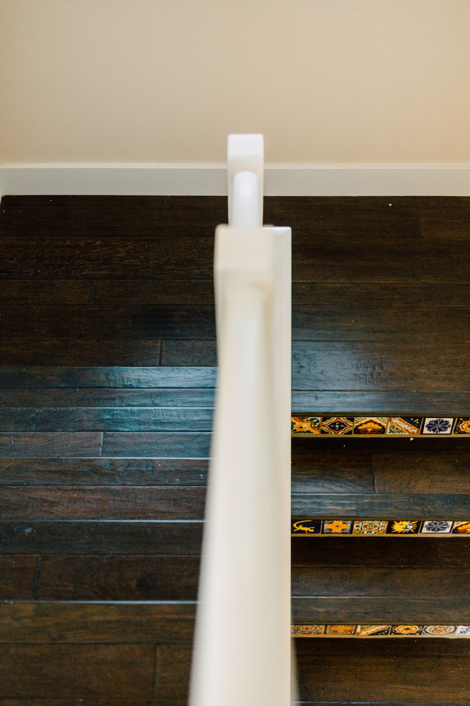 На фото: п-образная лестница среднего размера в средиземноморском стиле с деревянными ступенями и подступенками из плитки с