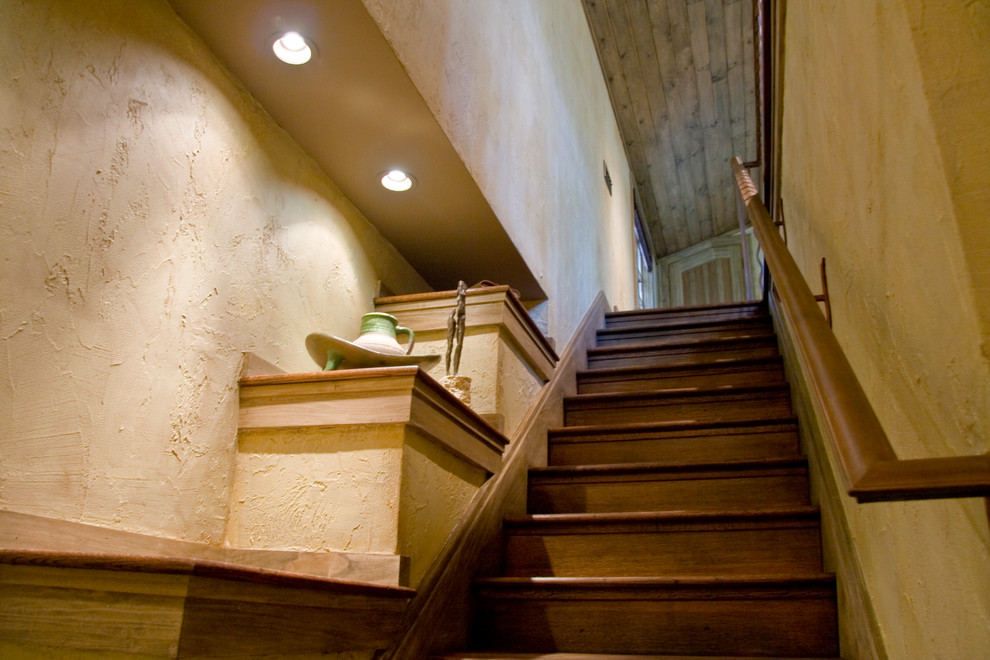 Example of a cottage staircase design in Detroit