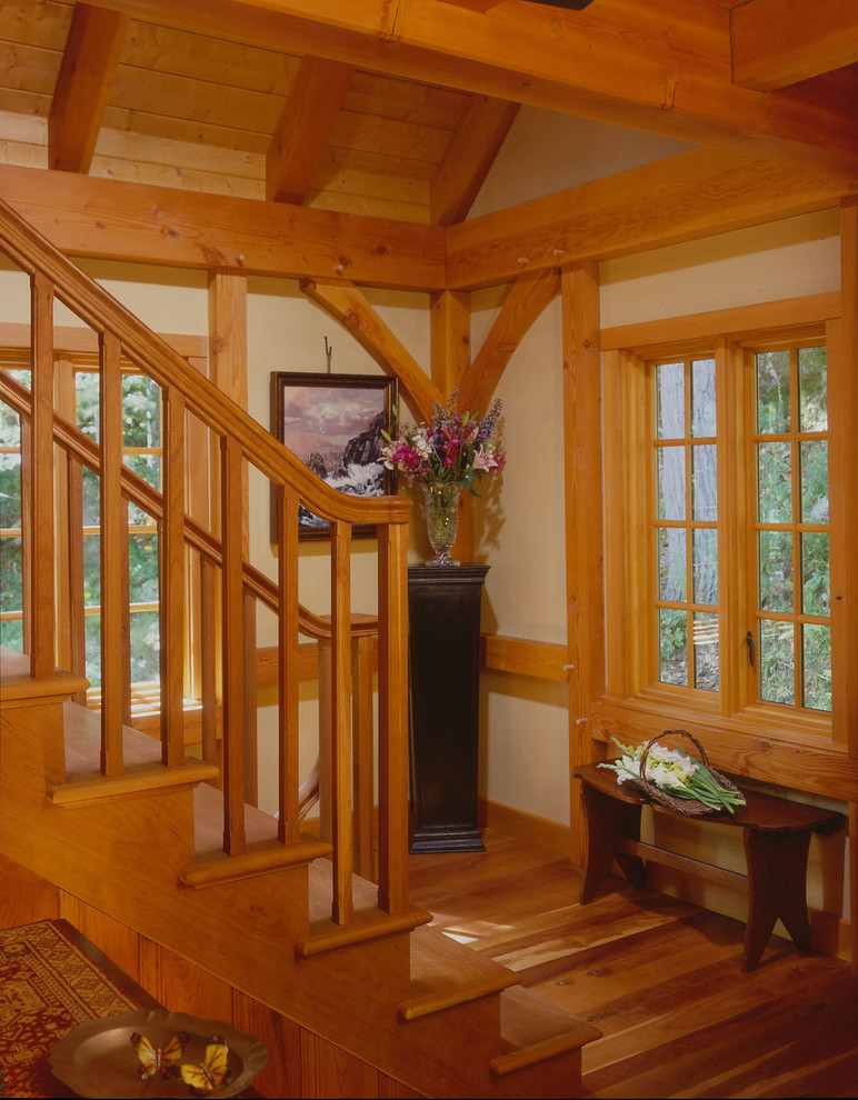 Foto på en vintage rak trappa i trä, med sättsteg i trä