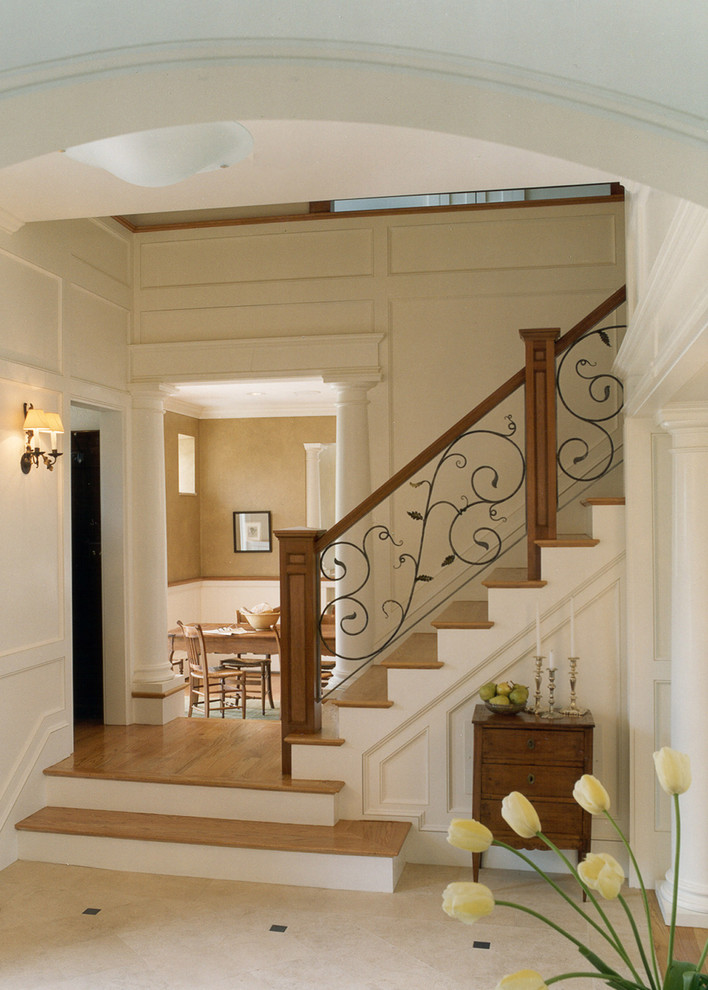 На фото: лестница в классическом стиле с деревянными ступенями
