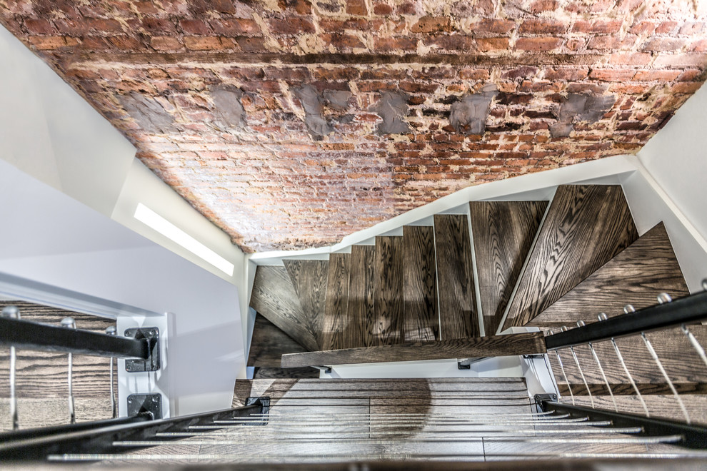 Gewendelte, Kleine Rustikale Holztreppe mit Holz-Setzstufen und Drahtgeländer in New York