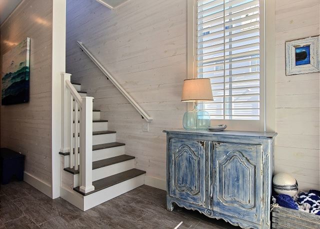 Свежая идея для дизайна: лестница среднего размера в морском стиле с деревянными ступенями - отличное фото интерьера