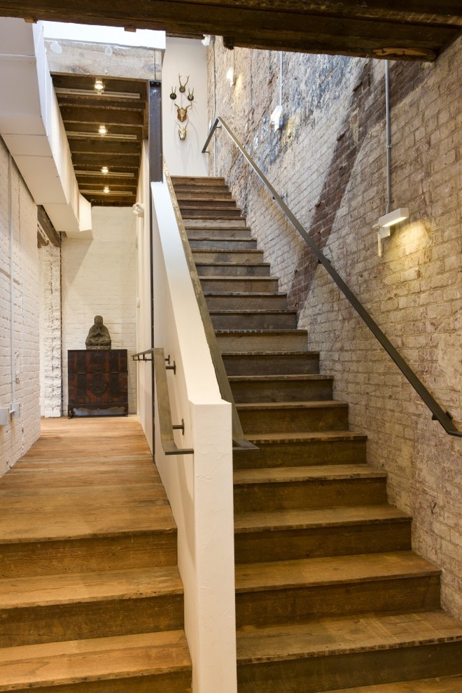 На фото: прямая деревянная лестница среднего размера в стиле лофт с деревянными ступенями с