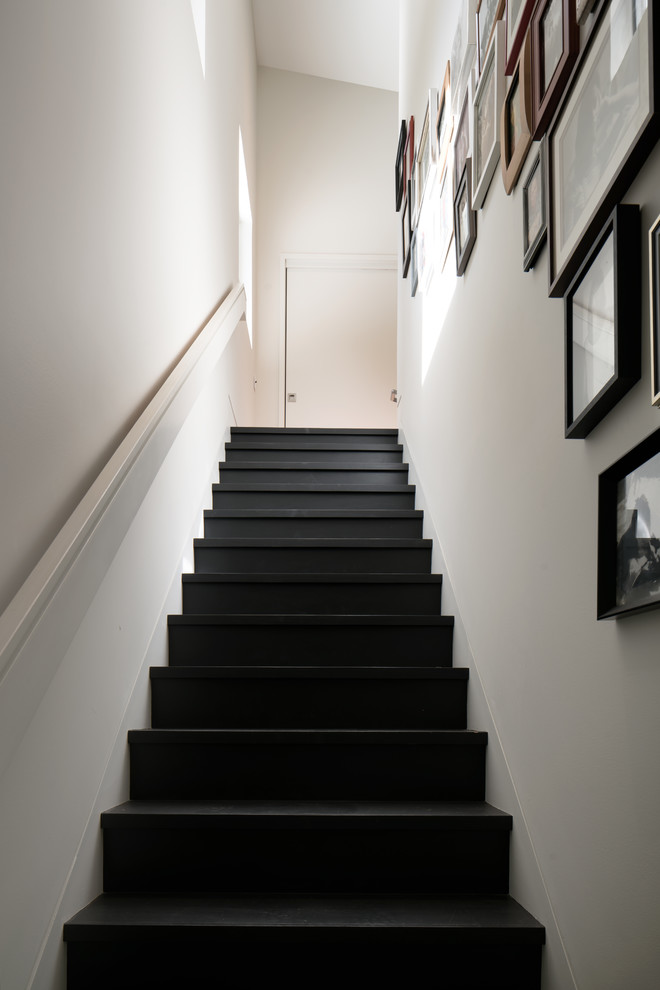 Diseño de escalera recta contemporánea de tamaño medio con escalones de madera pintada, contrahuellas de madera pintada y barandilla de madera
