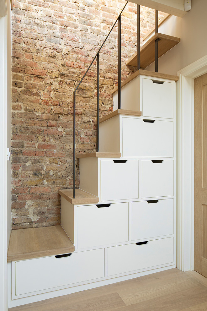 Diseño de escalera recta contemporánea de tamaño medio con escalones de madera, contrahuellas de madera y barandilla de metal