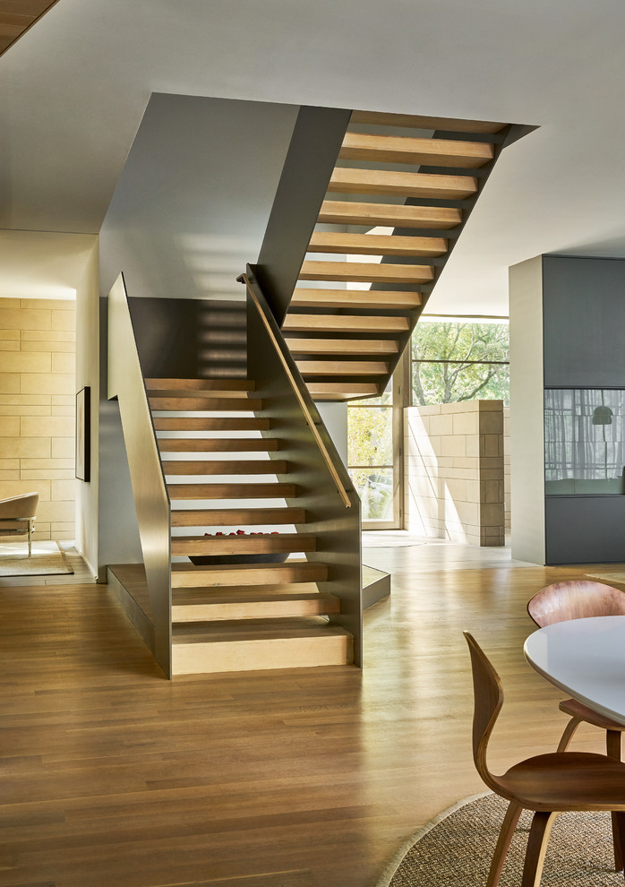 Mittelgroße Moderne Holztreppe in U-Form mit offenen Setzstufen in Dallas