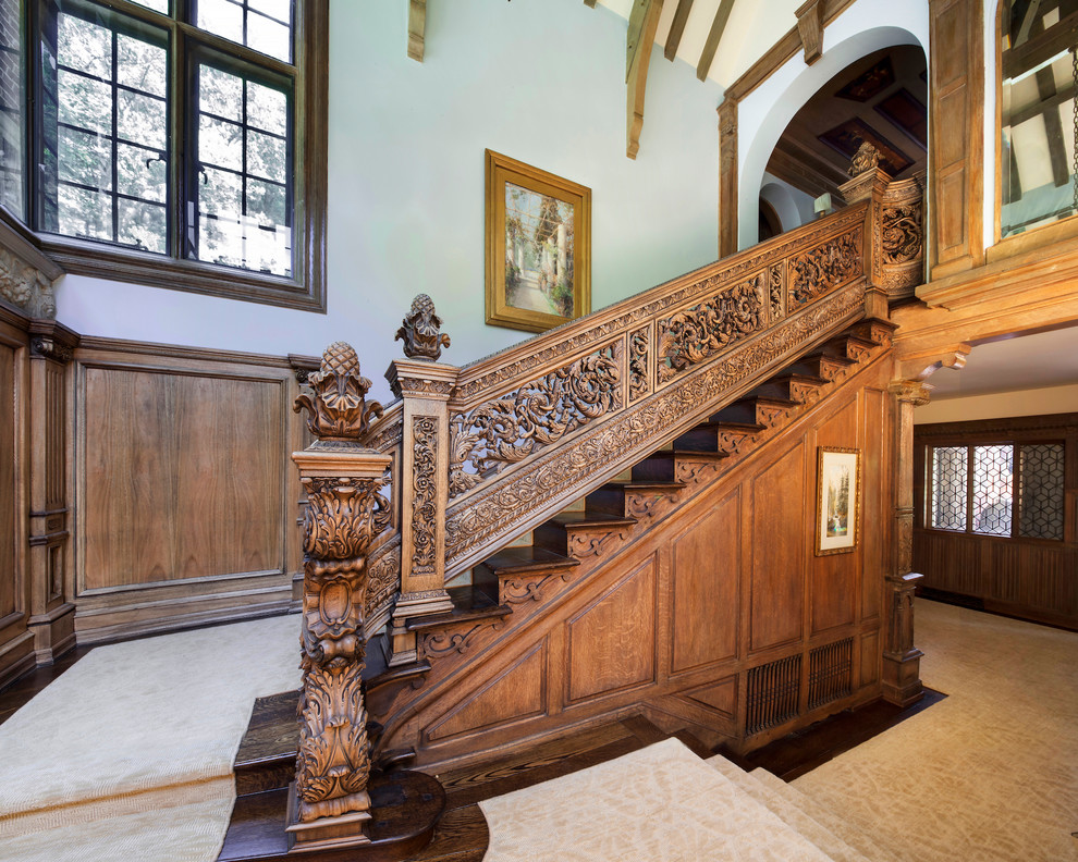Стильный дизайн: большая угловая деревянная лестница в викторианском стиле с деревянными ступенями и деревянными перилами - последний тренд
