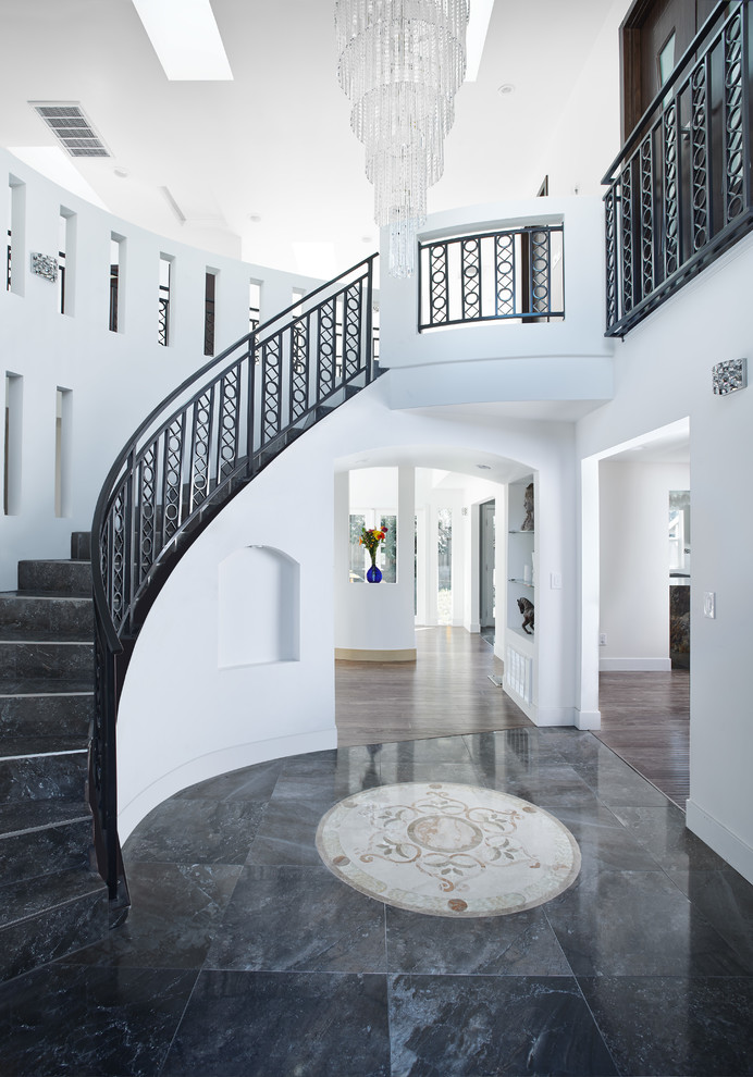 Свежая идея для дизайна: огромная изогнутая лестница в стиле неоклассика (современная классика) - отличное фото интерьера