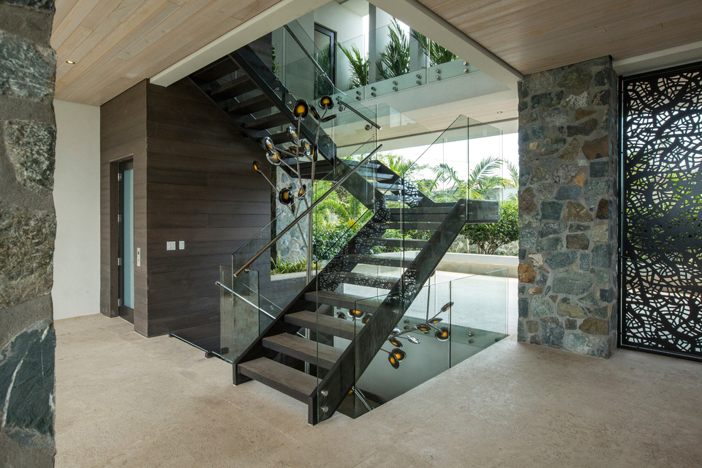 Inspiration för stora moderna flytande trappor, med klinker, öppna sättsteg och räcke i glas