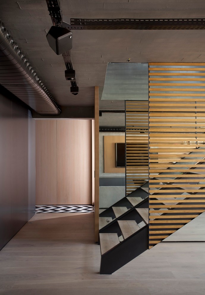 Идея дизайна: прямая лестница в современном стиле с деревянными ступенями и деревянными перилами без подступенок