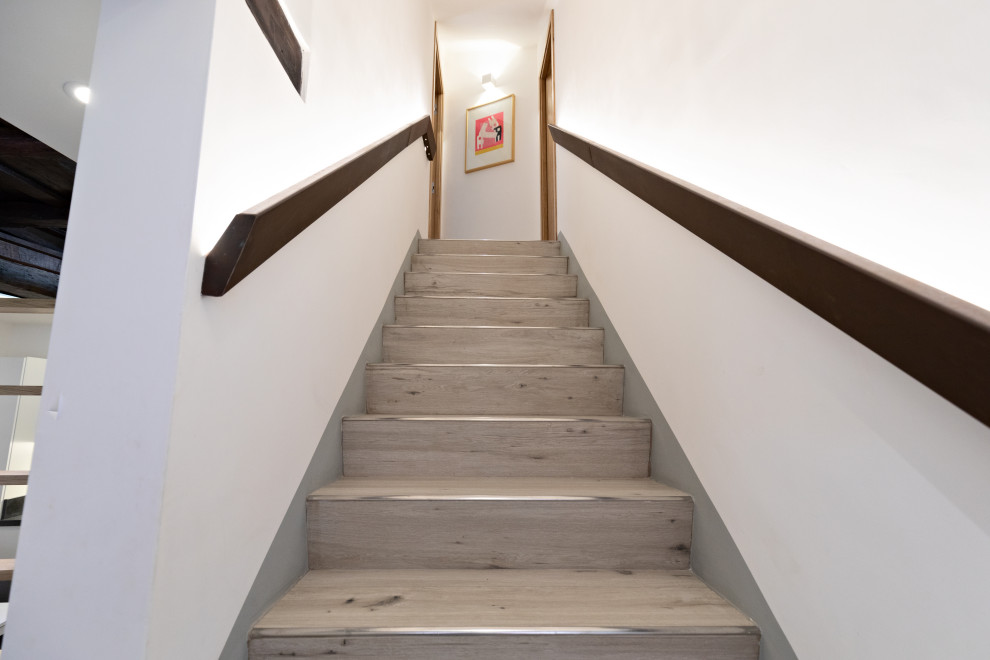 Gerade, Kleine Moderne Treppe mit gefliesten Treppenstufen und gefliesten Setzstufen in Rom