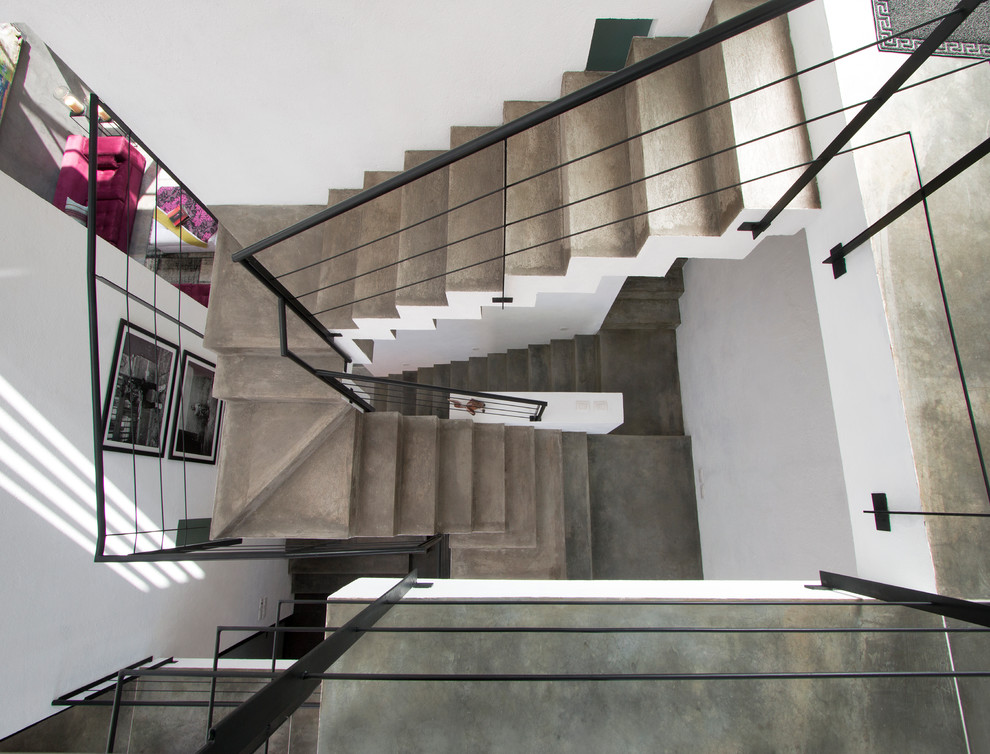 На фото: бетонная лестница на больцах в стиле модернизм с бетонными ступенями