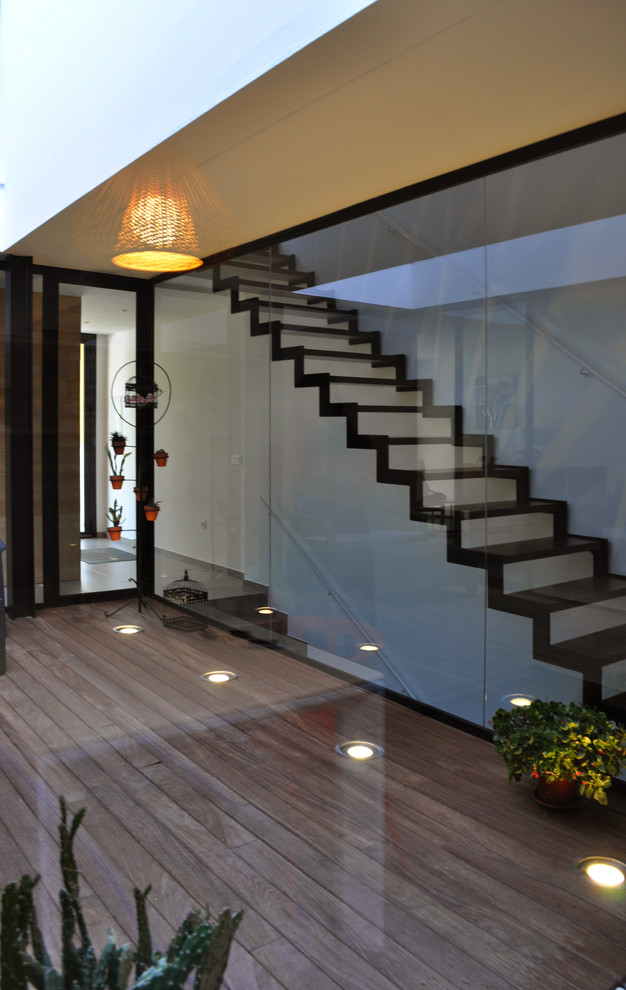 Стильный дизайн: прямая лестница среднего размера в современном стиле - последний тренд