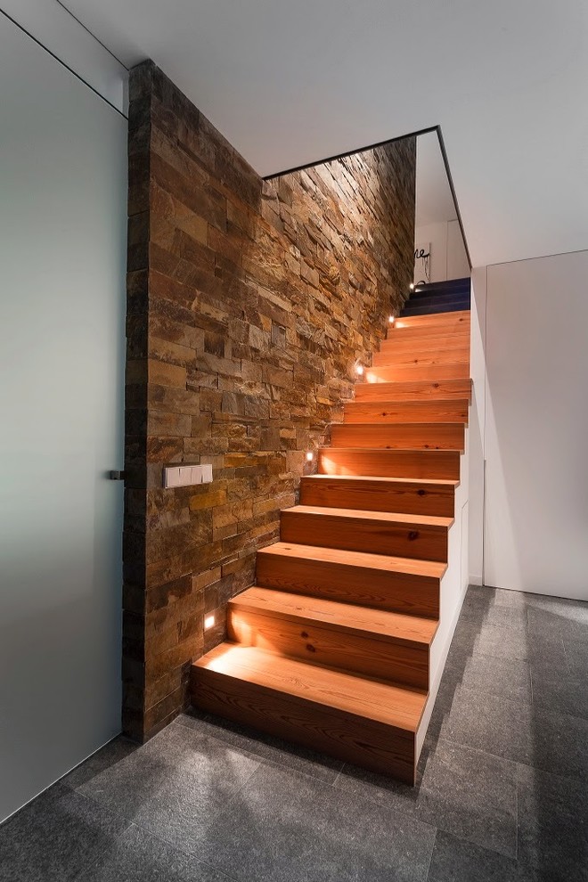 Imagen de escalera recta moderna de tamaño medio con escalones de madera y contrahuellas de madera