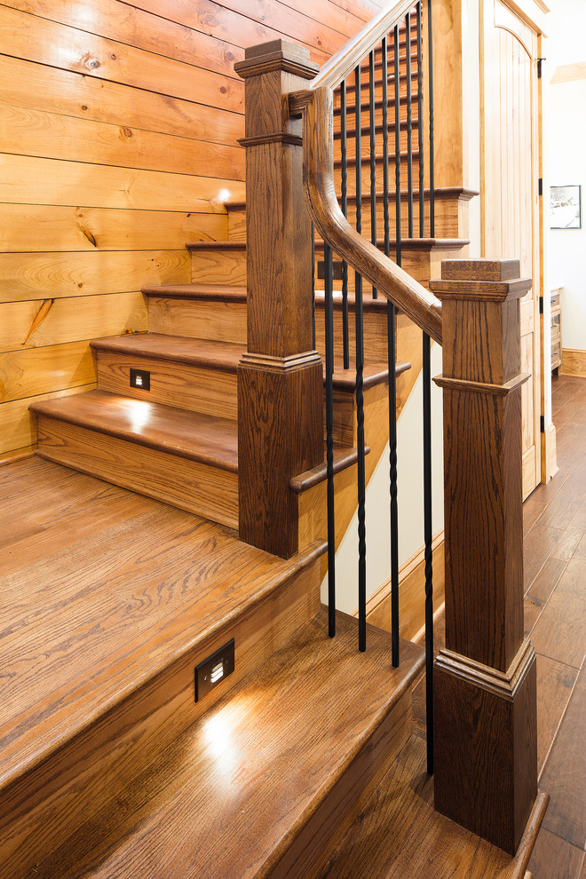 Ejemplo de escalera en L rural de tamaño medio con escalones de madera, contrahuellas de madera y barandilla de varios materiales
