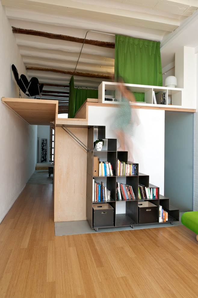 Стильный дизайн: прямая металлическая лестница среднего размера в скандинавском стиле с металлическими ступенями и кладовкой или шкафом под ней - последний тренд