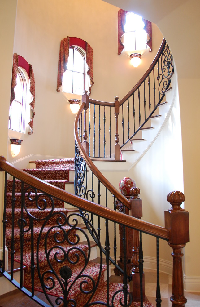Источник вдохновения для домашнего уюта: изогнутая деревянная лестница среднего размера в средиземноморском стиле с деревянными ступенями