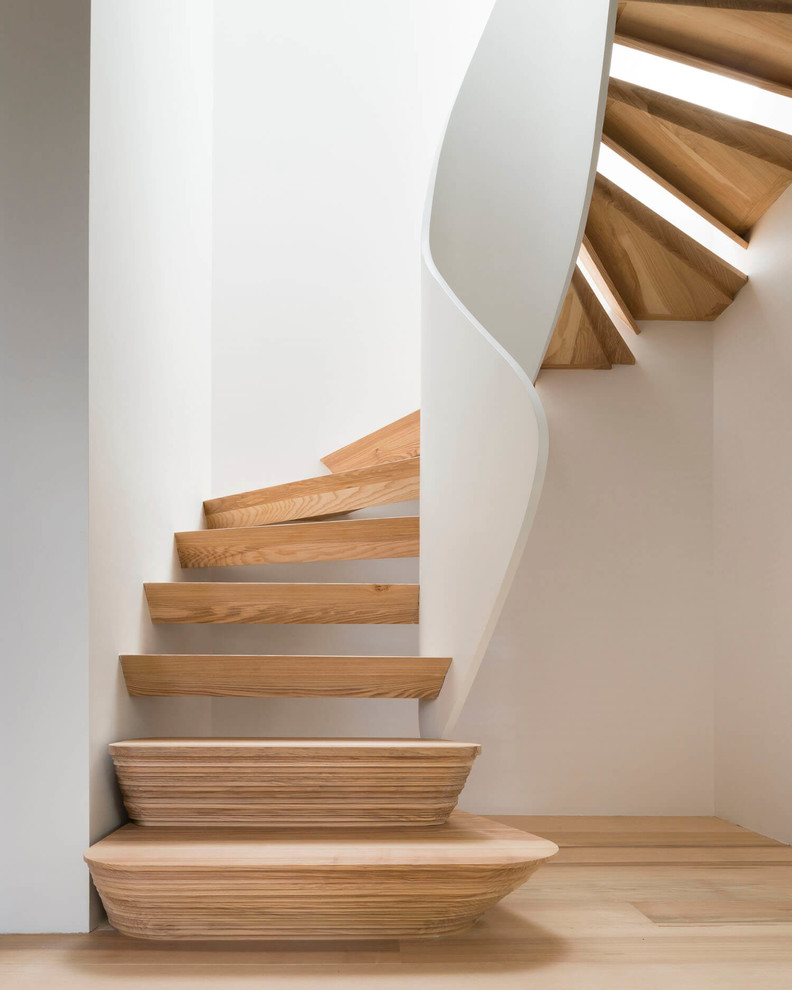 Idéer för att renovera en funkis svängd trappa i trä, med öppna sättsteg