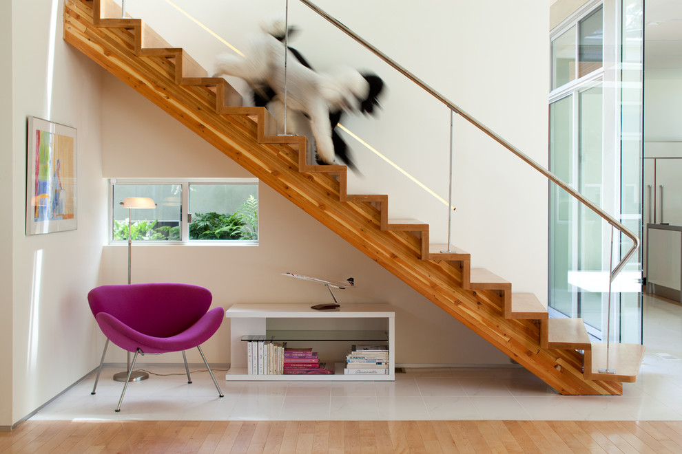 Cette image montre un escalier droit design avec des marches en bois, des contremarches en bois et éclairage.