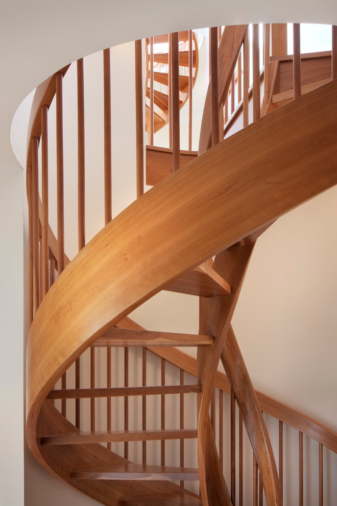 Стильный дизайн: винтовая лестница в морском стиле - последний тренд