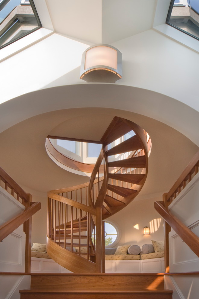 На фото: винтовая лестница в морском стиле с деревянными ступенями без подступенок с