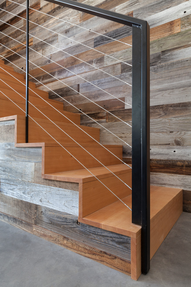 Kleine Moderne Holztreppe mit Holz-Setzstufen in Sacramento