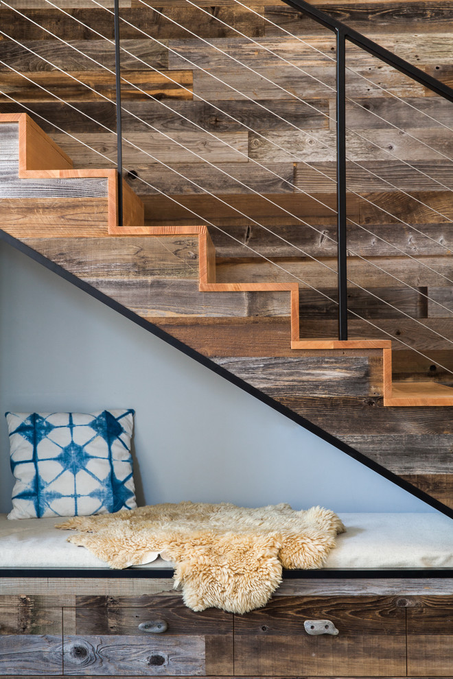 Идея дизайна: деревянная лестница в стиле рустика с деревянными ступенями и перилами из тросов