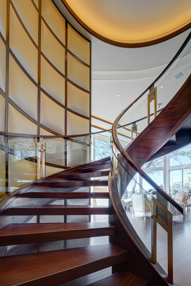 Свежая идея для дизайна: винтовая лестница в современном стиле - отличное фото интерьера
