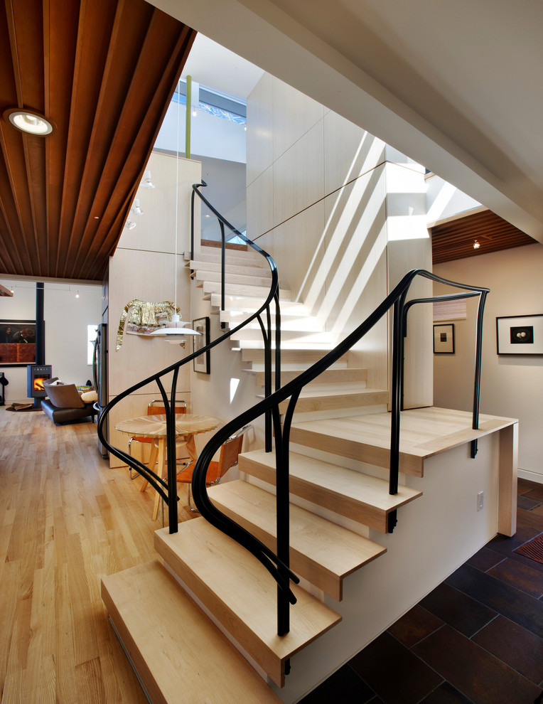 Стильный дизайн: угловая деревянная лестница в современном стиле с деревянными ступенями - последний тренд