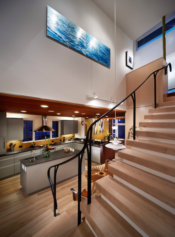 Стильный дизайн: угловая лестница в современном стиле с деревянными ступенями - последний тренд