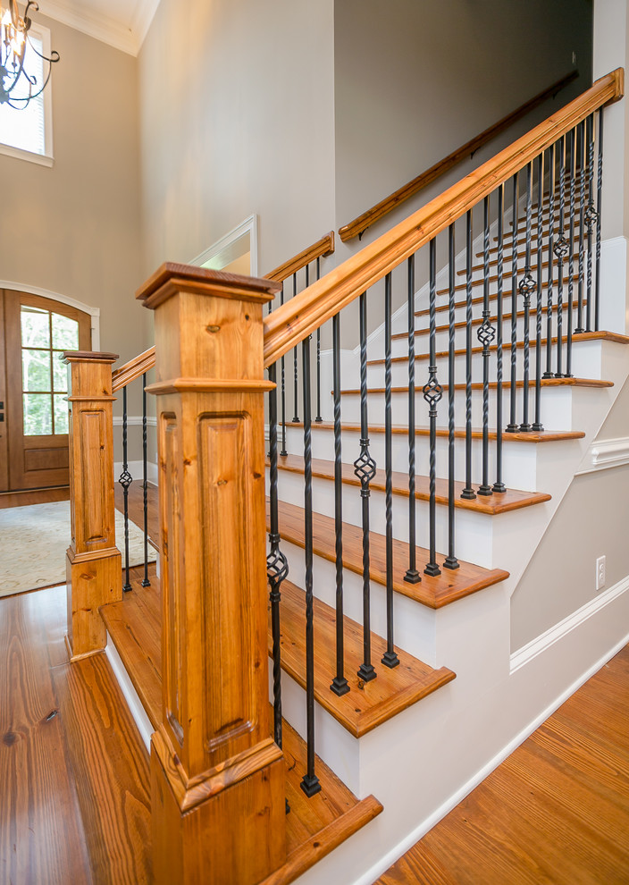 Свежая идея для дизайна: огромная прямая лестница в стиле кантри с деревянными ступенями и крашенными деревянными подступенками - отличное фото интерьера