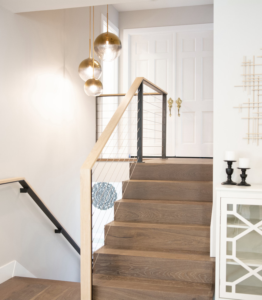 Ejemplo de escalera en U clásica renovada con escalones de madera, contrahuellas de madera y barandilla de cable