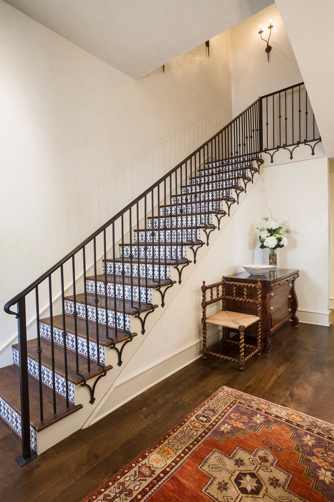 Идея дизайна: п-образная лестница среднего размера в стиле неоклассика (современная классика) с деревянными ступенями, подступенками из плитки и металлическими перилами