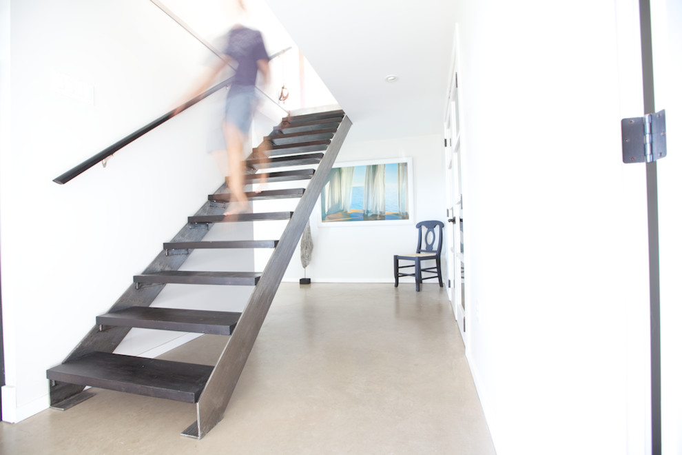 Idées déco pour un escalier contemporain avec des marches en bois.