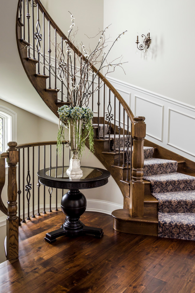 Свежая идея для дизайна: изогнутая деревянная лестница среднего размера в классическом стиле с деревянными ступенями - отличное фото интерьера