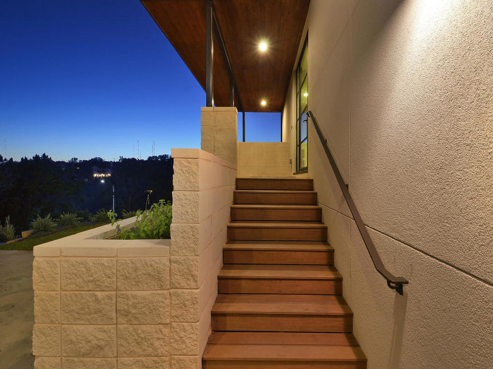 Réalisation d'un escalier droit minimaliste de taille moyenne avec des marches en bois et des contremarches en bois.