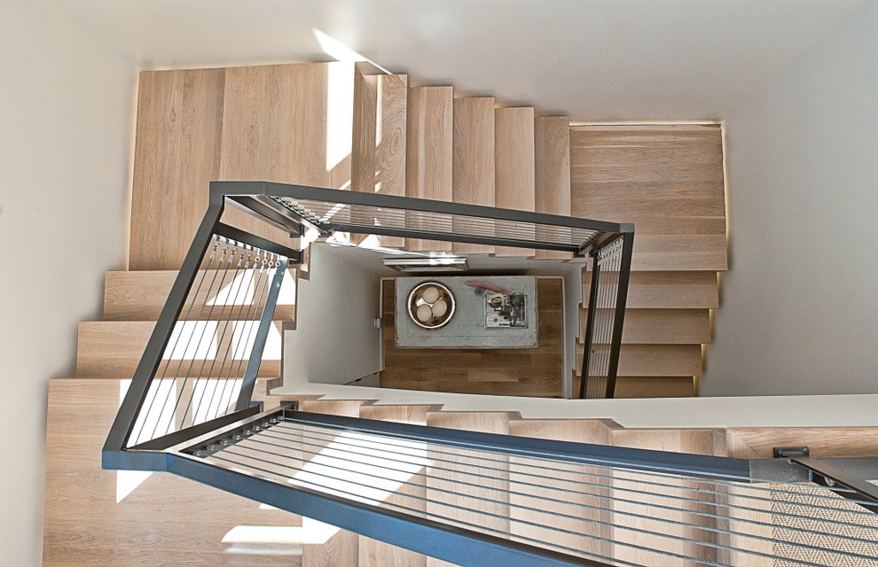 オースティンにあるトランジショナルスタイルのおしゃれな階段の写真