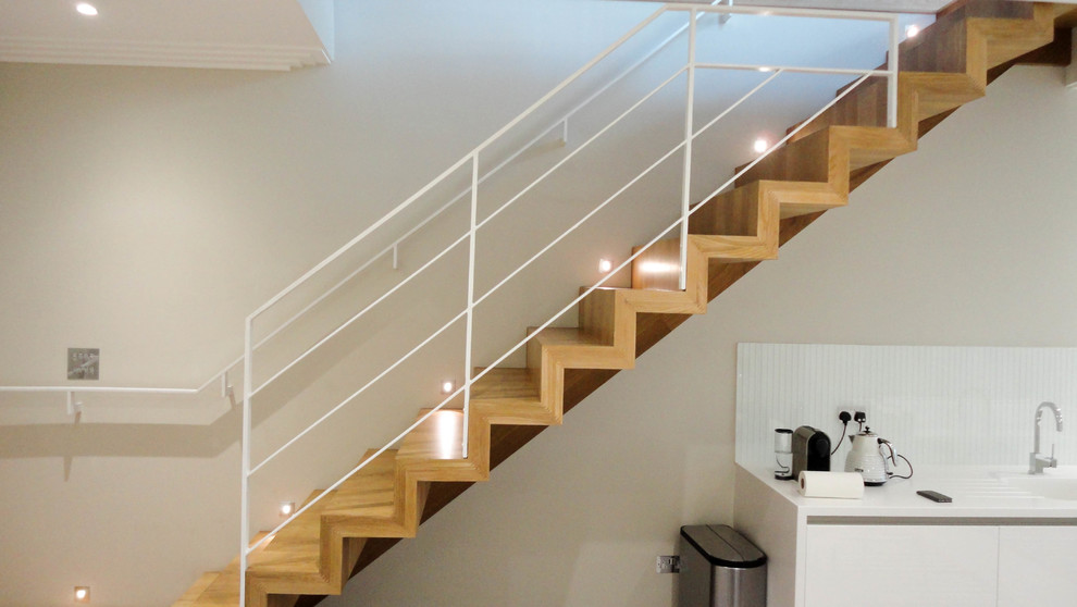 Imagen de escalera recta contemporánea grande con escalones de madera y contrahuellas de madera