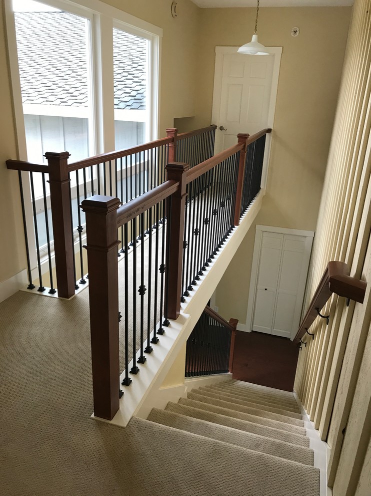 На фото: прямая лестница среднего размера в стиле кантри с ступенями с ковровым покрытием, ковровыми подступенками и перилами из смешанных материалов