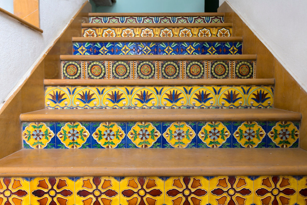 バンガロールにある地中海スタイルのおしゃれな階段の写真