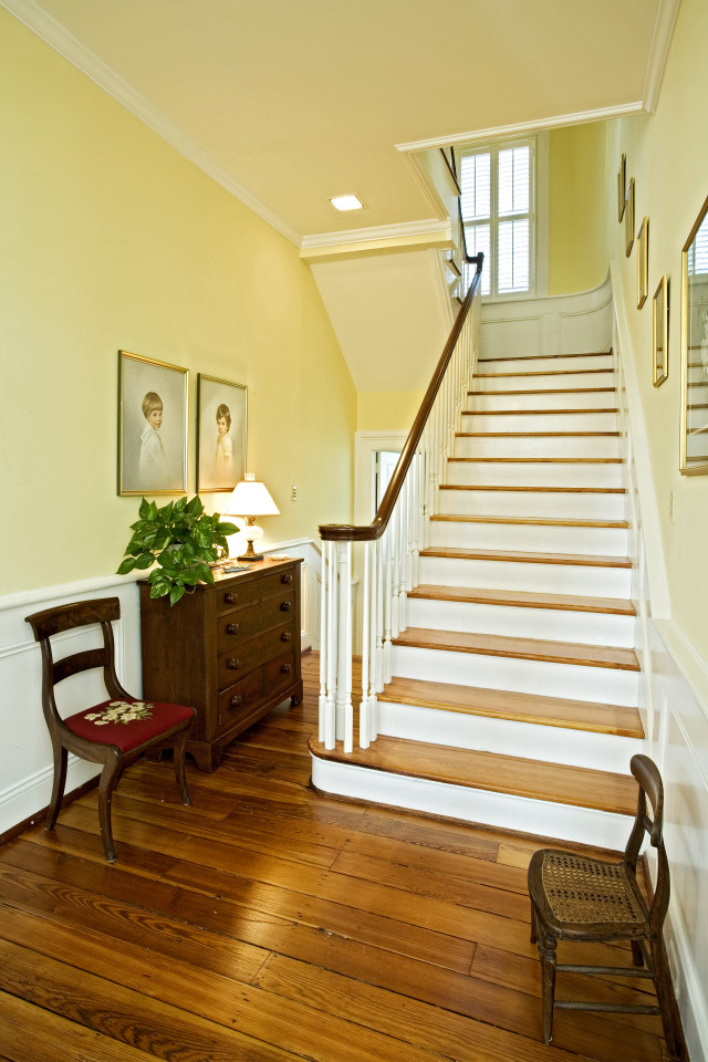 Exemple d'un escalier droit chic de taille moyenne avec des marches en bois et des contremarches en bois.