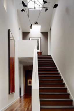 Свежая идея для дизайна: маленькая прямая деревянная лестница в стиле модернизм с деревянными ступенями для на участке и в саду - отличное фото интерьера