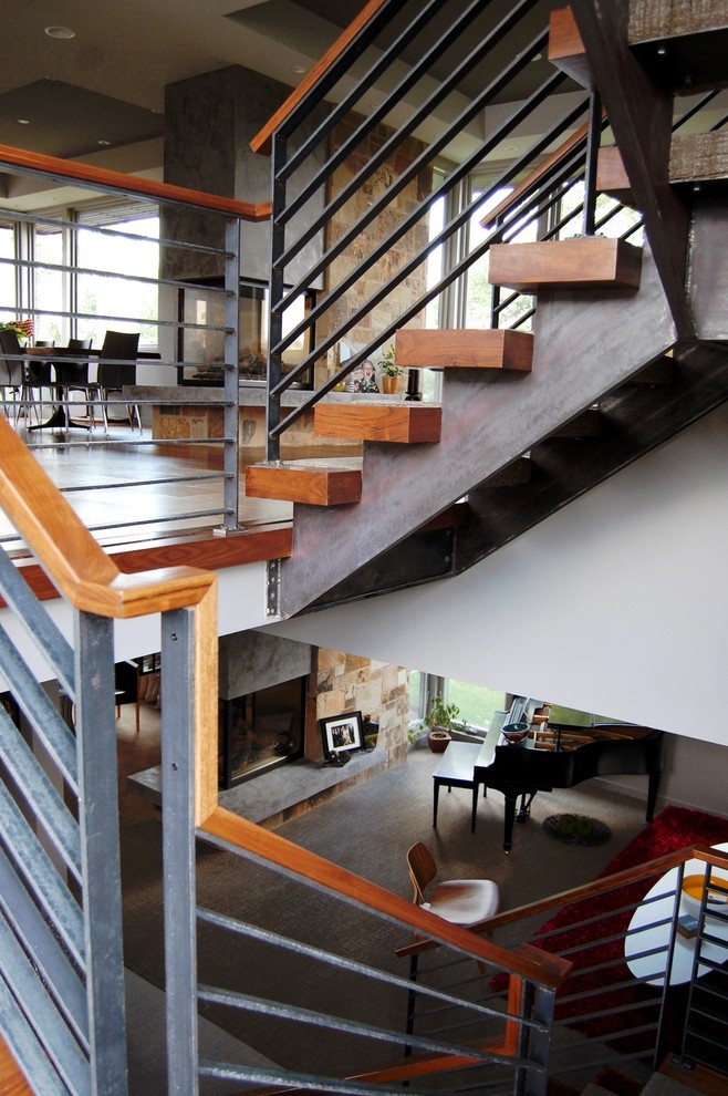 Cette image montre un grand escalier sans contremarche design en U avec des marches en moquette.